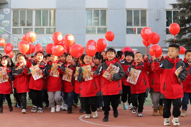 01——2月19日，甘肅省平?jīng)鍪嗅轻紖^(qū)西大街小學(xué)教育集團，學(xué)生們領(lǐng)取到新課本后在校園里高興地奔跑。.JPG