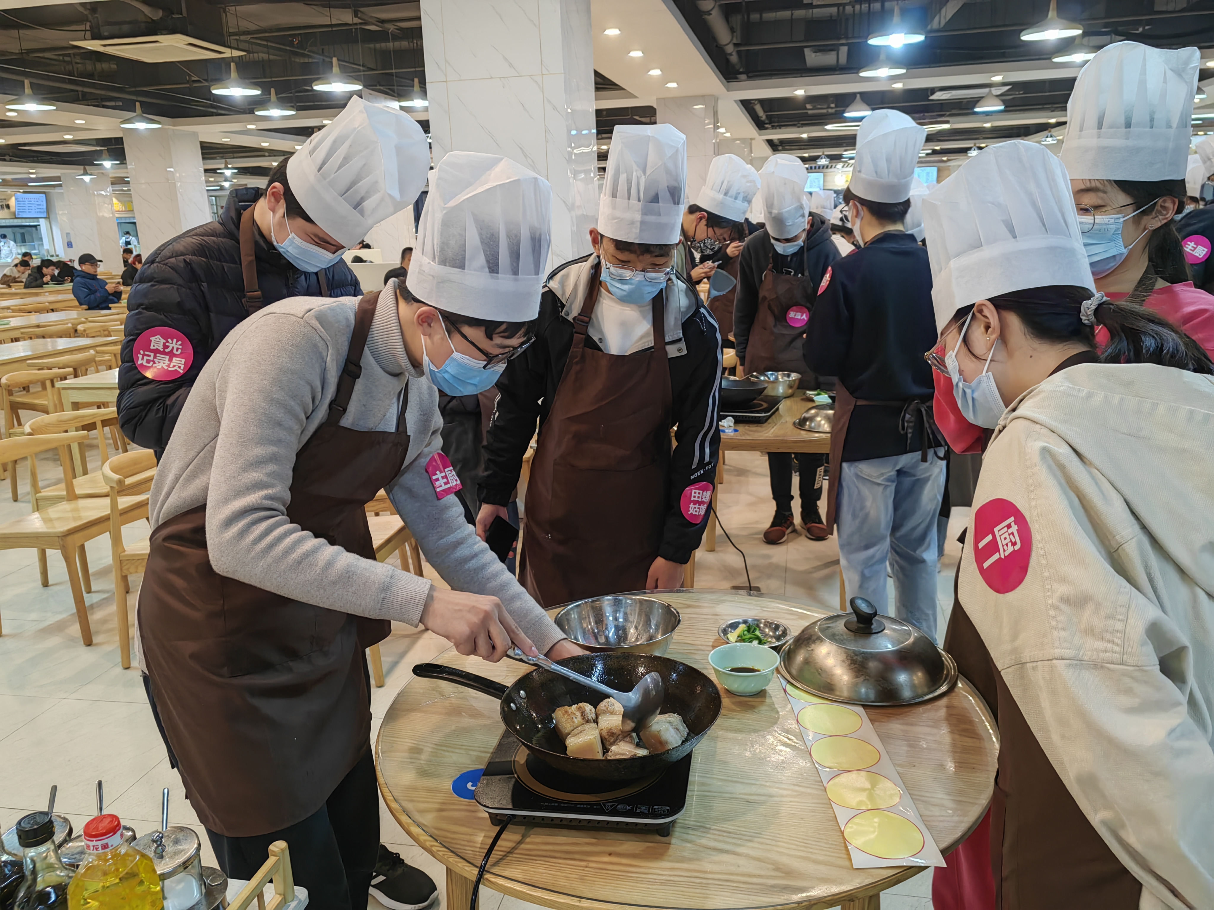 華東理工大學將勞動教育課堂搬到食堂。（學校供圖）.jpg