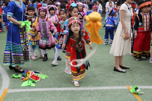 南寧市星湖小學(xué)一、二年級(jí)的學(xué)生開展了壯族競(jìng)技項(xiàng)目“背簍繡球”.JPG