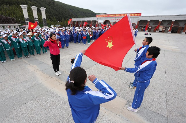 09——5月26日，甘肅省平?jīng)鍪嗅轻紖^(qū)西大街小學教育集團在六盤山紅軍長征紀念館舉行少先隊員入隊儀式。.JPG