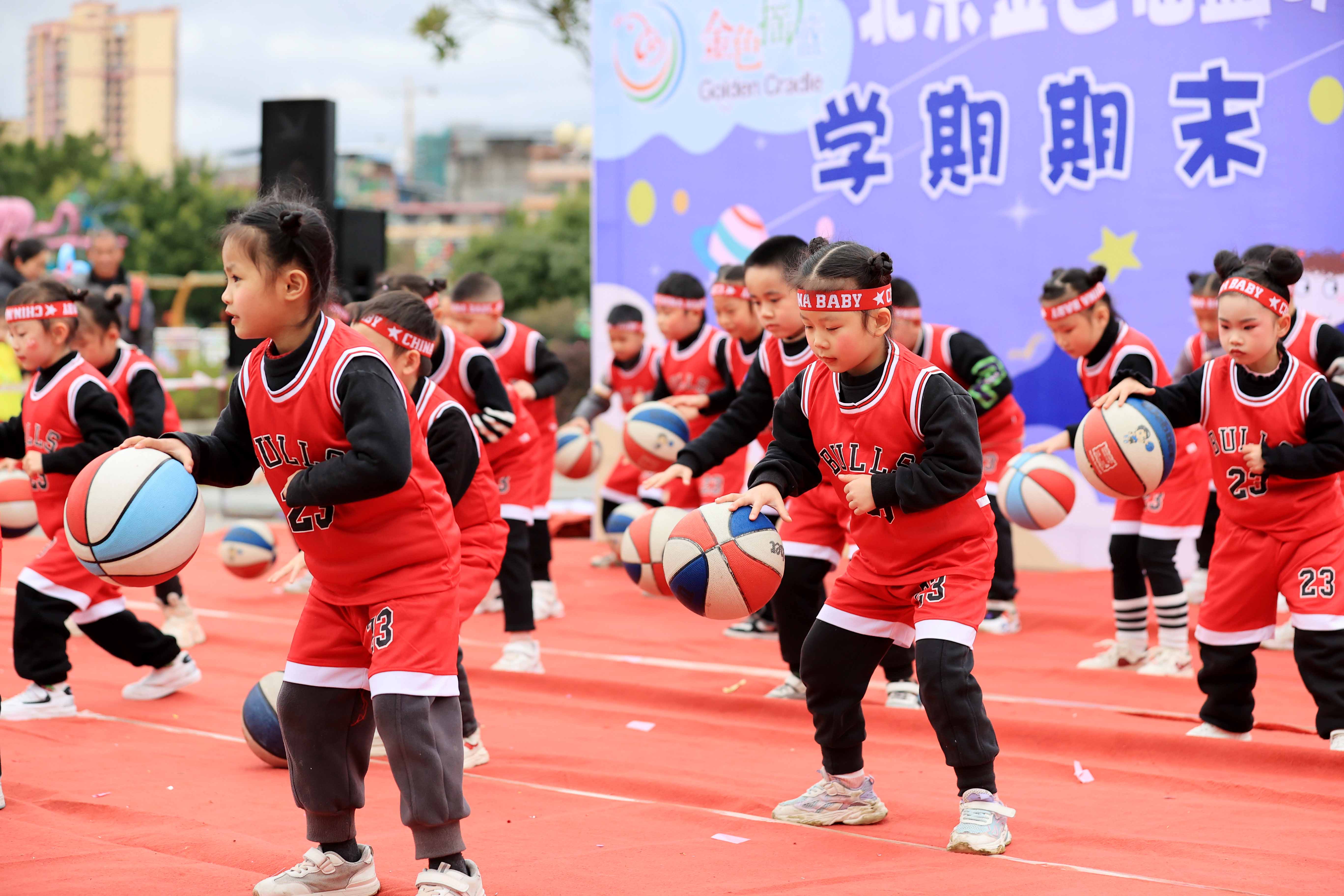 圖2：1月20日，在廣西柳州市融安縣長(zhǎng)安廣場(chǎng)，小朋友在寒冬里展示籃球操。（譚凱興 攝）.JPG