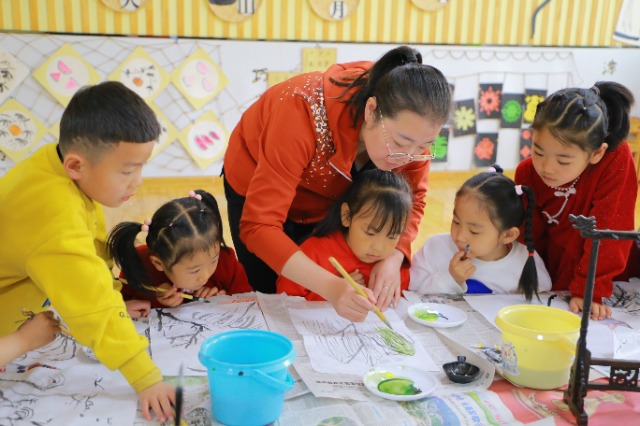 高臺(tái)縣第五幼兒園師幼通過(guò)繪畫(huà)引導(dǎo)幼兒感受清明傳統(tǒng)文化的內(nèi)涵魅力 侯君輝攝.JPG