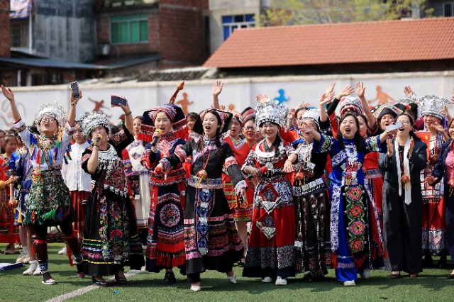 圖1：4月9日，在廣西柳州市融安縣實(shí)驗(yàn)小學(xué)校園，師生們?cè)谶M(jìn)行山歌對(duì)唱。（譚凱興 攝）.JPG