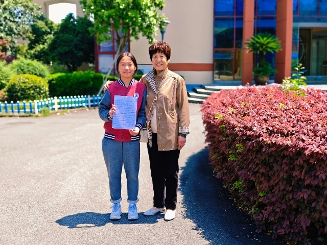 黃女士（右）來(lái)校表達(dá)感謝，并與沈博妍合影 學(xué)校供圖.jpg