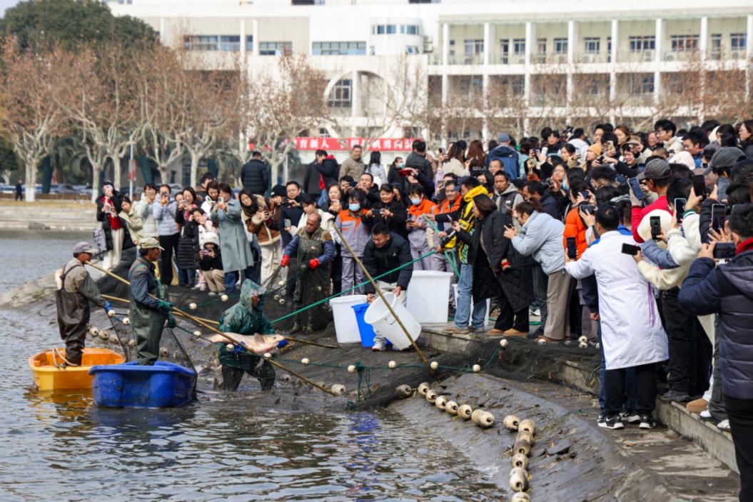 捕魚活動現場。學校供圖